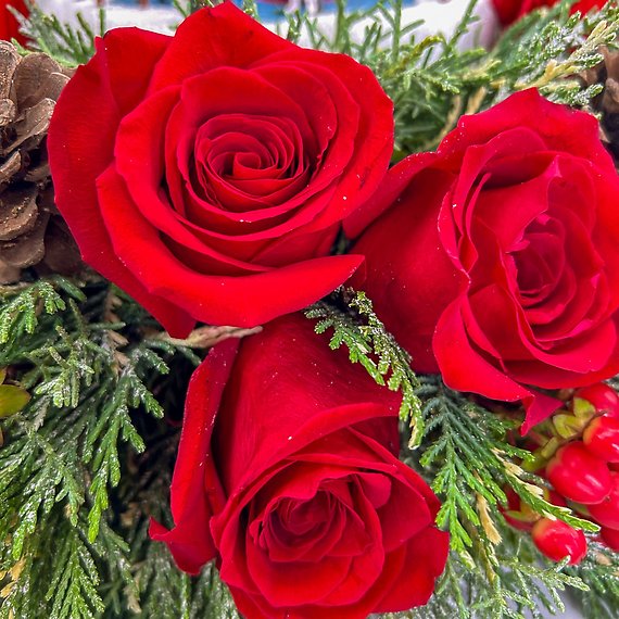 Thomas Kinkade\'s Oh What Fun Bouquet