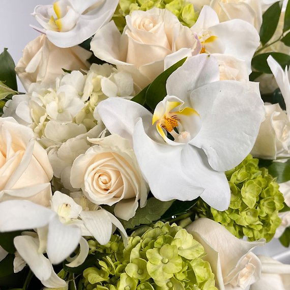 Gentle Remembrance Closed Wreath