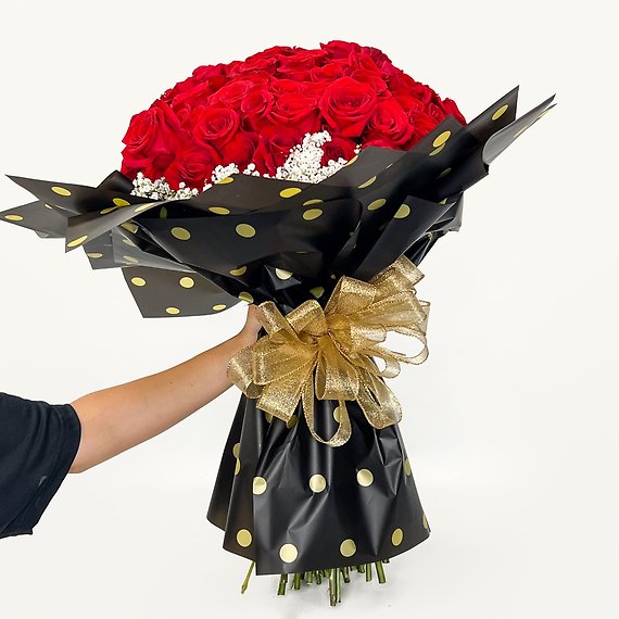 100 Red Roses & Baby\'s Breath Round Wrap